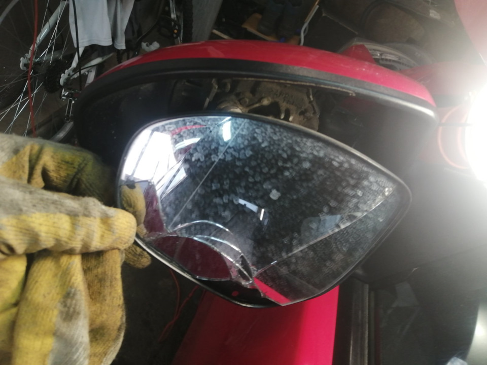 Замена зеркального элемента бокового зеркала — Mazda 2 (3G), 1,5 л ...