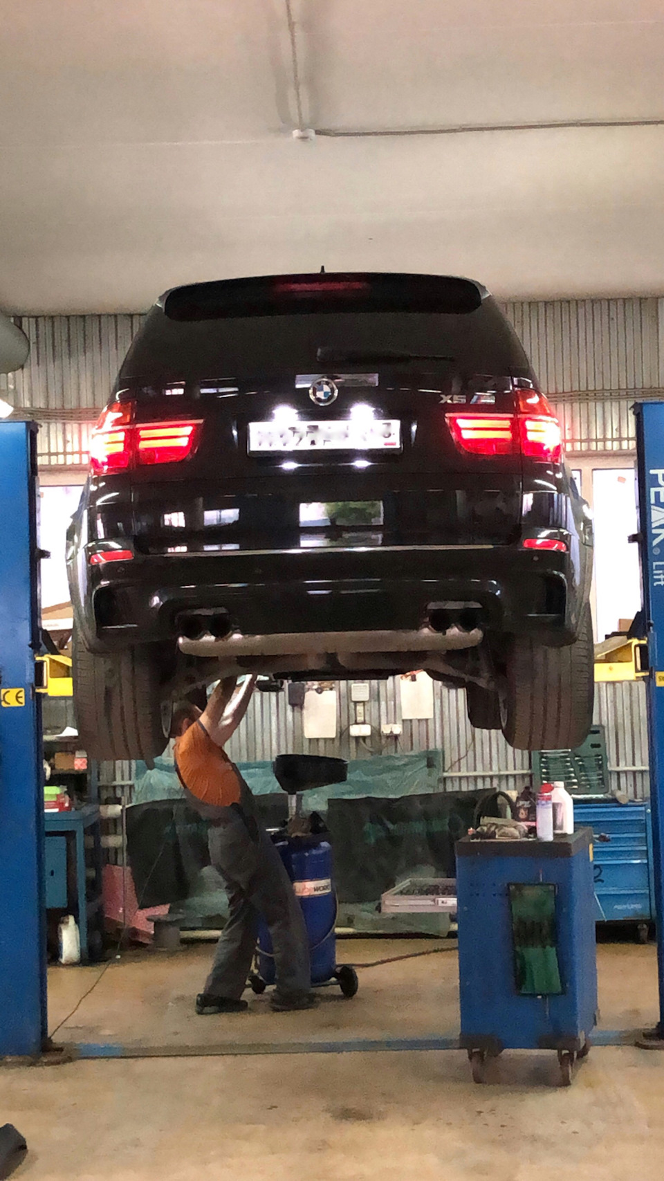 Замена масла в раздатке и редукторах — BMW X5 (E70), 0,5 л, 2018 года ...