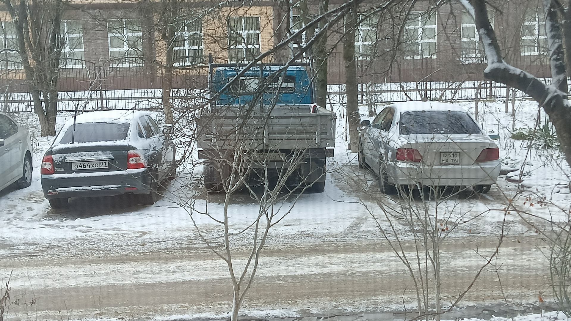 Зазор капота лада калина. Выправить телевизор на авто своими руками. Место поддомкрачивания приоры. Как выровнять приору. Выпрямление телевизора авто.