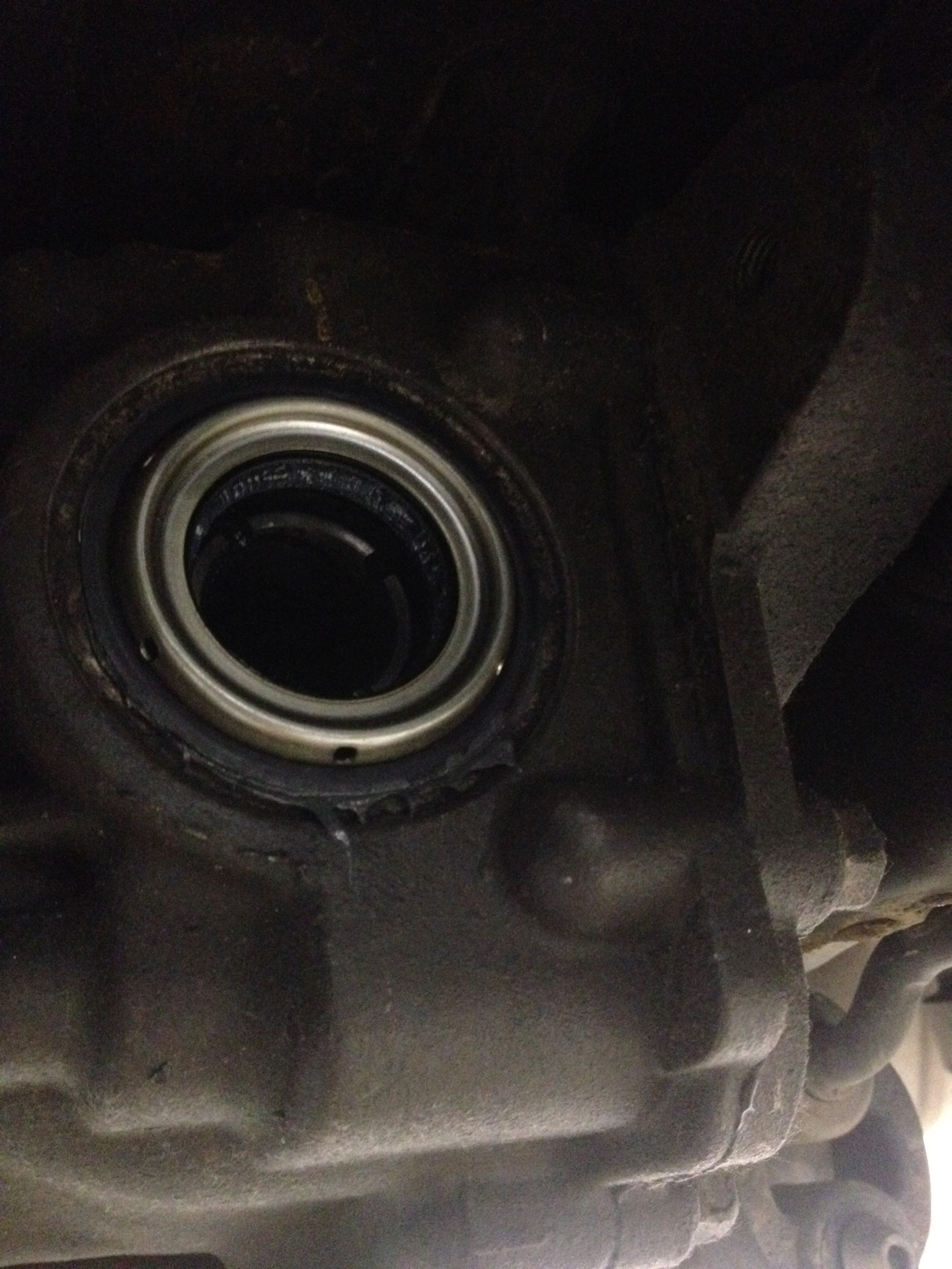 сальники коробки передач ваз 2109. выдавливает сальник коленвала ваз 2109 причина. сколько ходят сальники. течь сальника коленвала приора. сальник коленвала ваз 2110 16 клапанов передний.