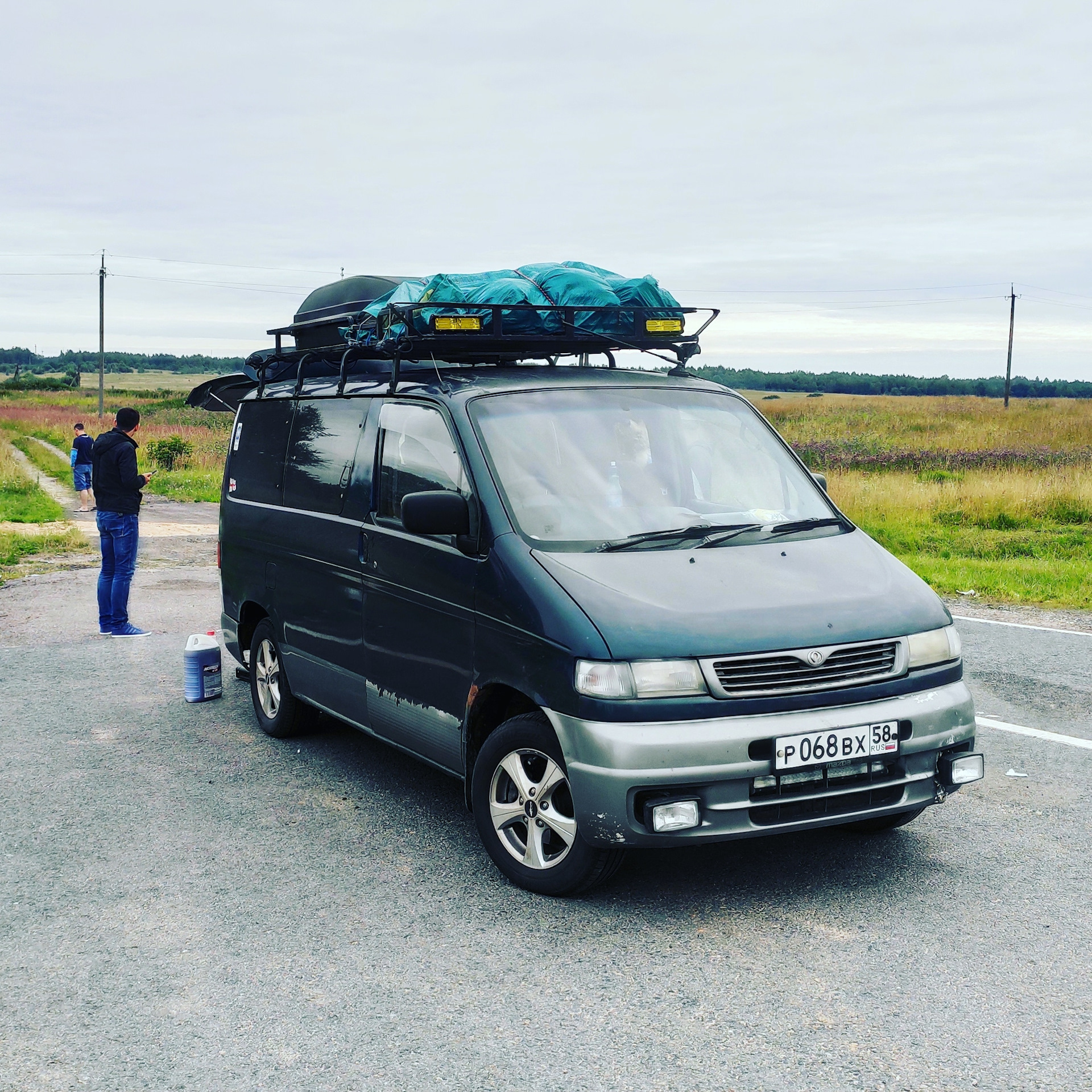 Bongo friendee. Мазда Бонго Френди с палаткой. Mazda Bongo кемпинг. Мазда Бонго с палаткой. Бонго Френди с палаткой.