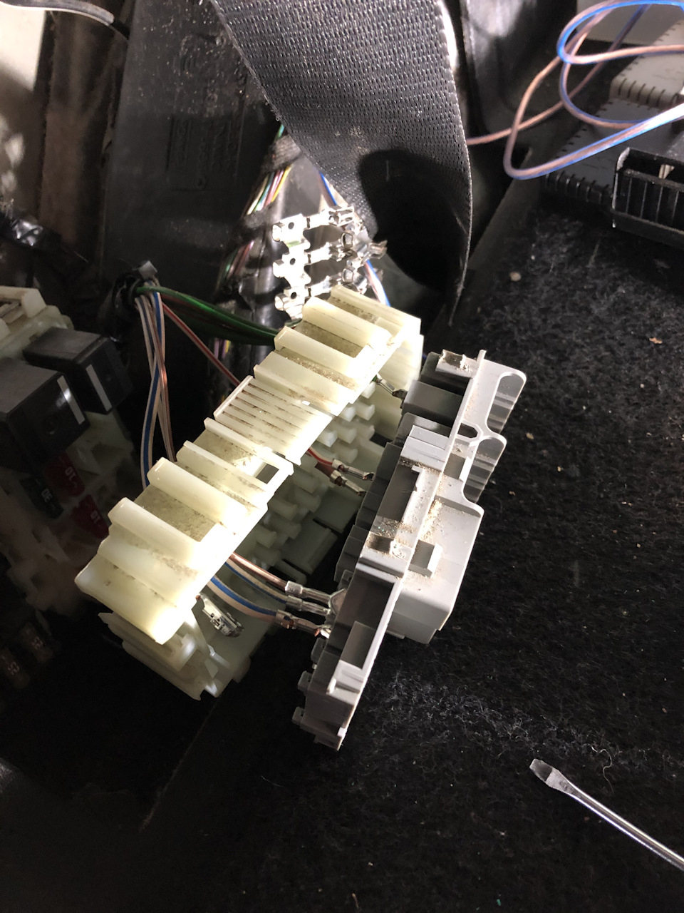 Разобраный блок. После вынимания подающих контактов — блок разбирается — Ford Galaxy (Mk III)