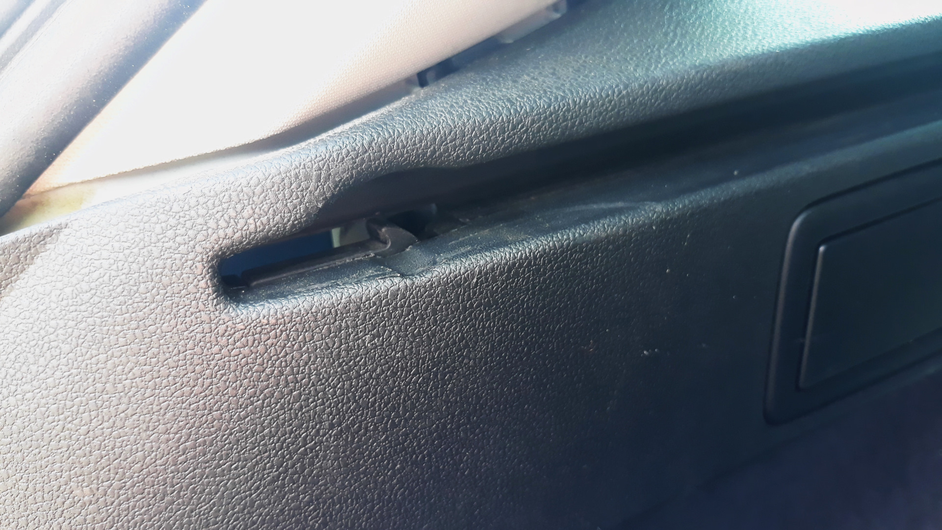 "Ремонт" фиксатора шторки багажника. — SEAT Leon (Mk III), 1,6 л, 2015 ...