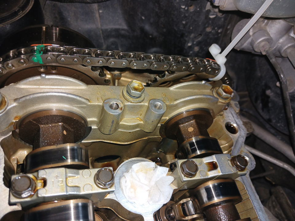 Кулачки смотрят друг на против друга — Toyota ist (2G)