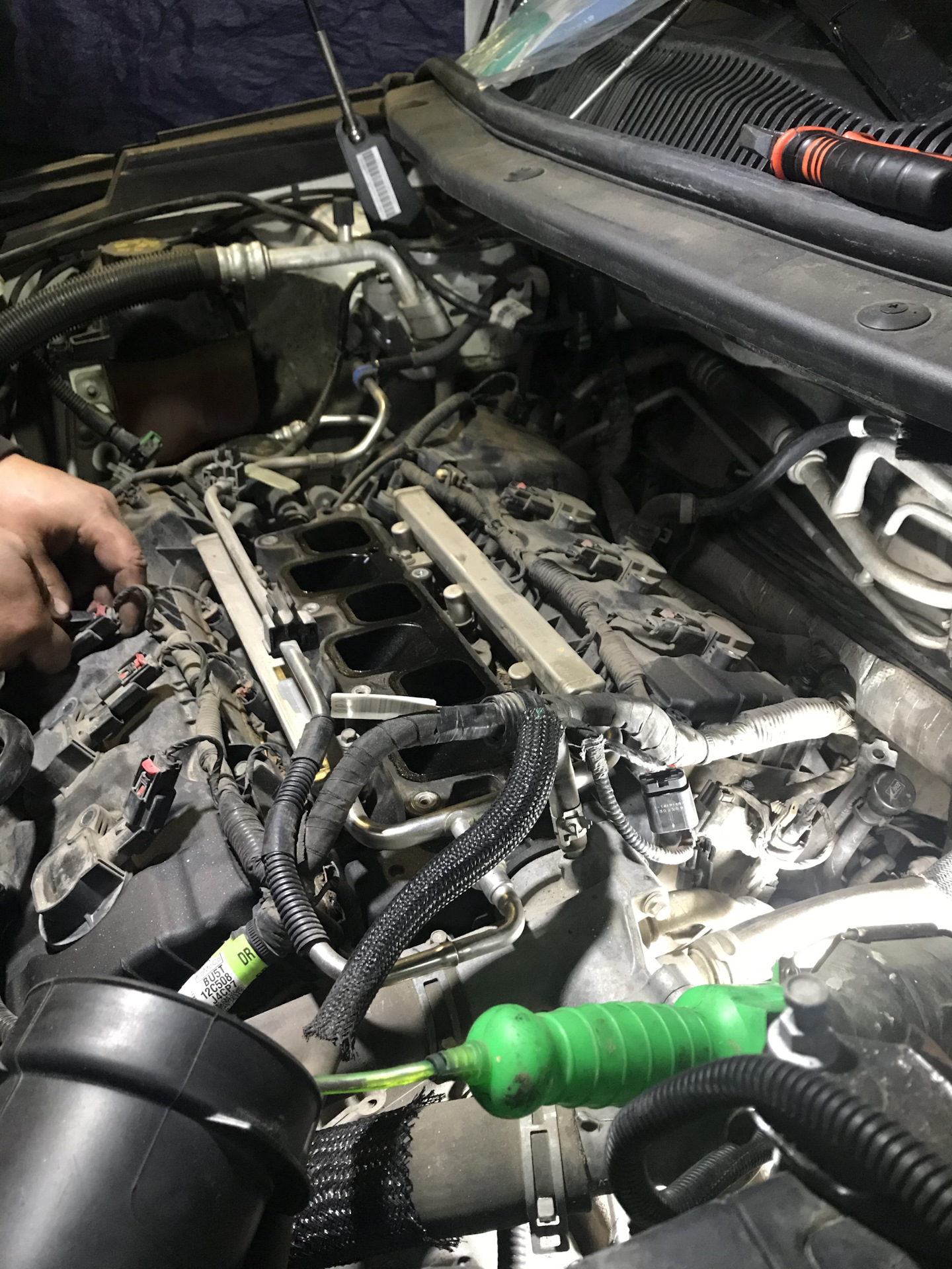 Замена свечей — Ford Explorer (5G), 3,5 л, 2013 года | визит на сервис ...