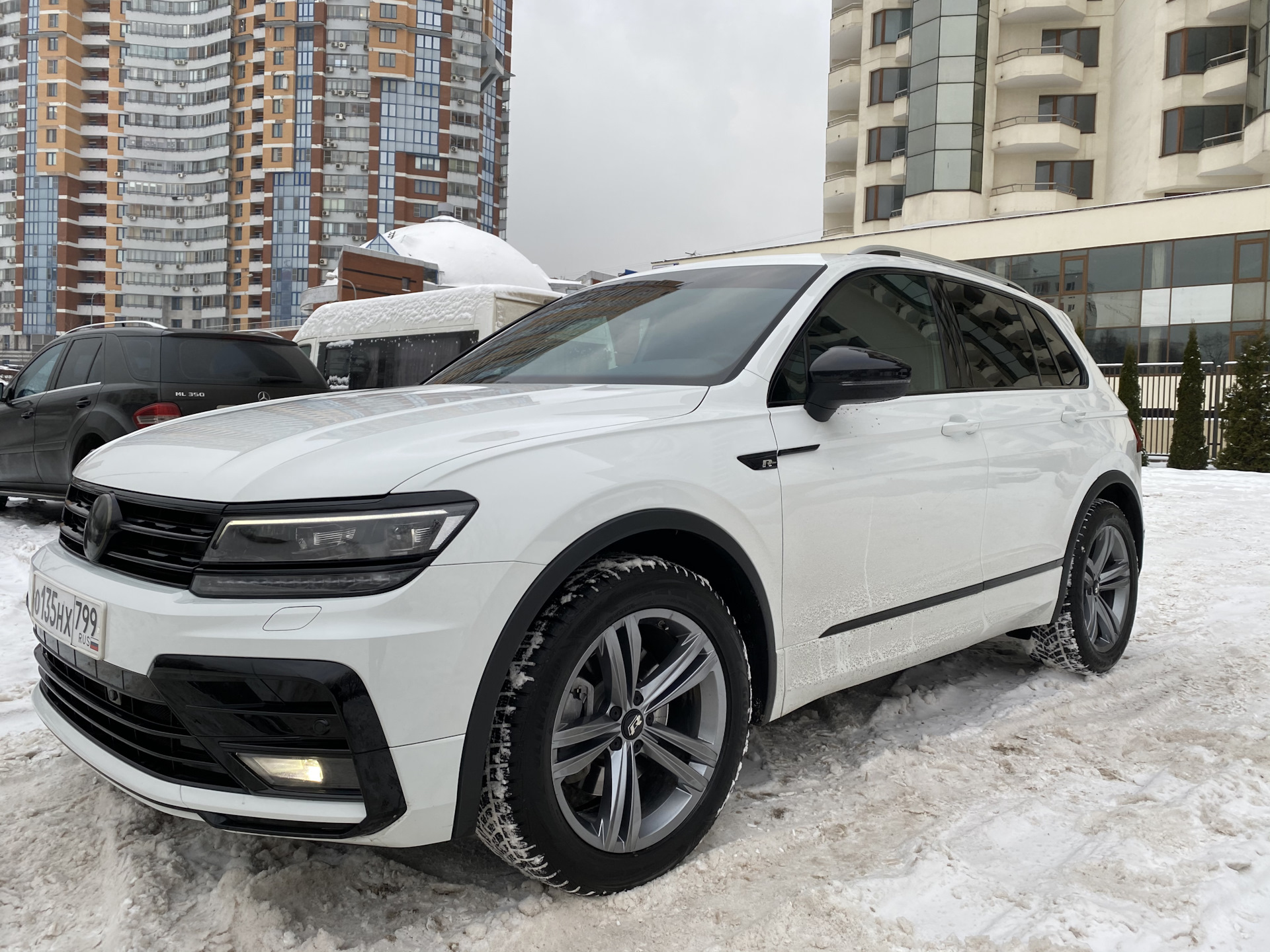 2019 р. Tiguan 2 r line. Volkswagen Tiguan r-line 2019. Tiguan 2 Sportline белый. Фольксваген Тигуан спортлайн 2019.