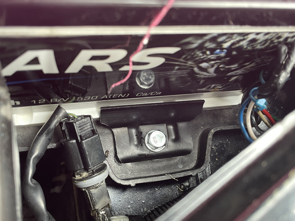 Теперь надёжно держим АКБ. — Hyundai Accent (2G)