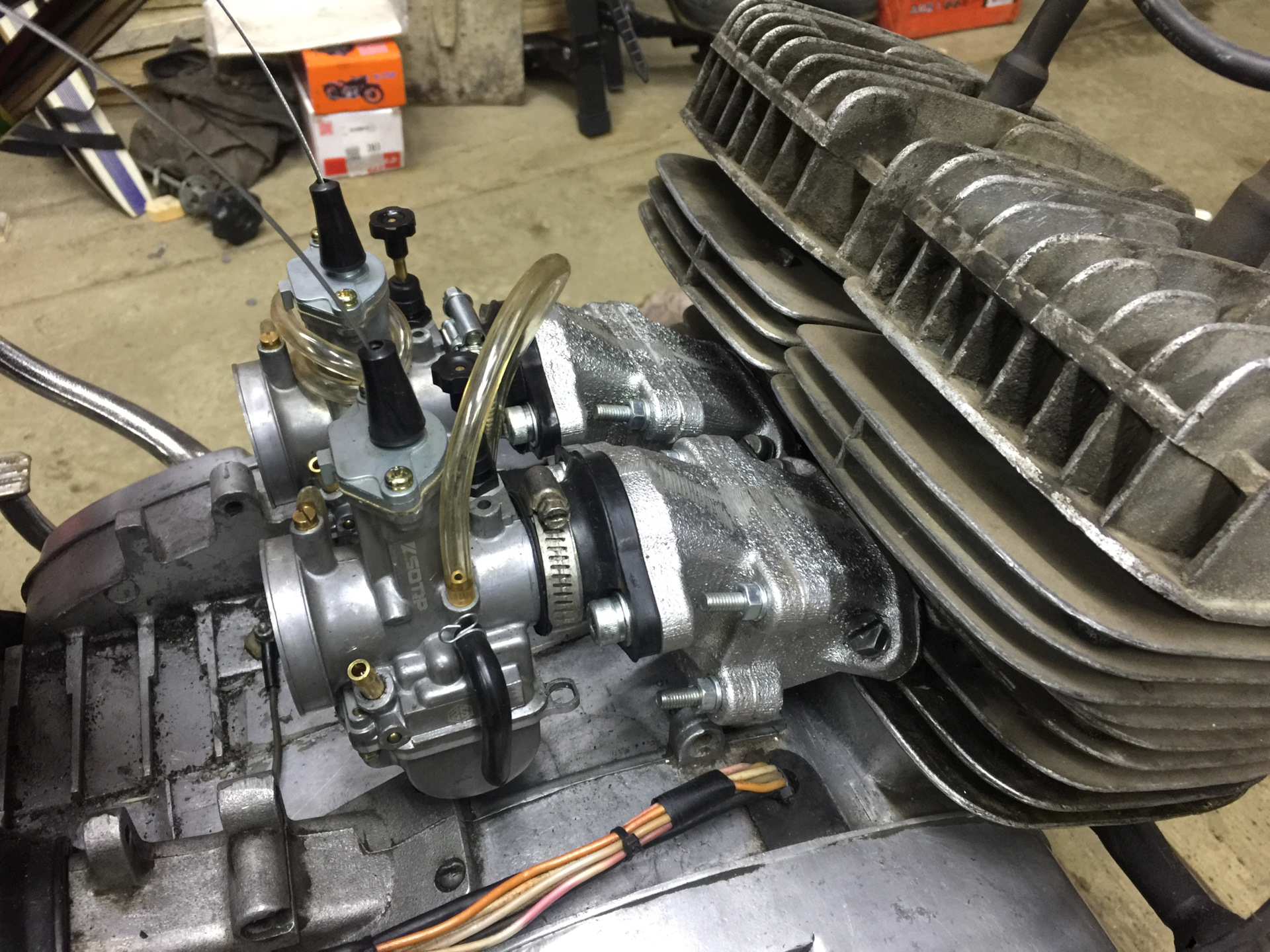 Два карбюратора на ИЖ Юпитер 5. Virago 400 Single Carb. Virago 400 карбюраторы. Карбюратор Микуни Ямаха Вираго 400.