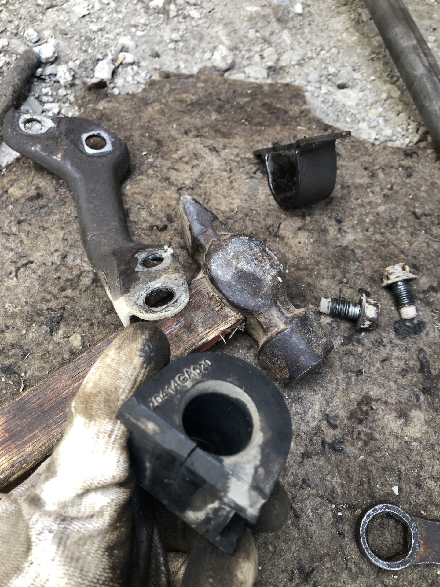 Замена передних втулок стабилизатора — Subaru Impreza XV, 2 л, 2010 ...