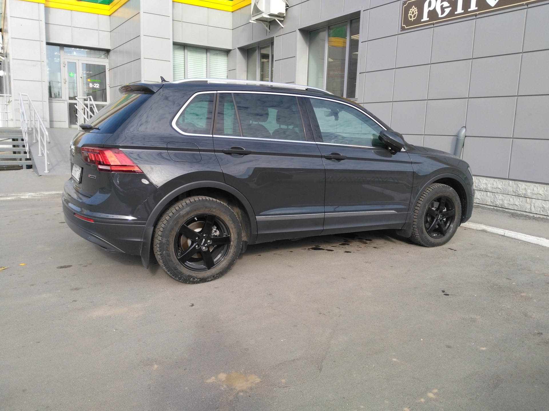 белый тигуан на черных дисках