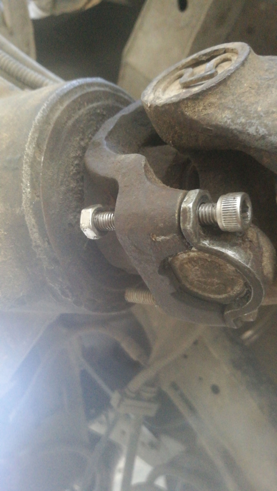 Как открутить болт на кардане Замена болтов кардана - Jeep Grand Cherokee (WJ), 4 л, 2001 года запчасти DRIVE2