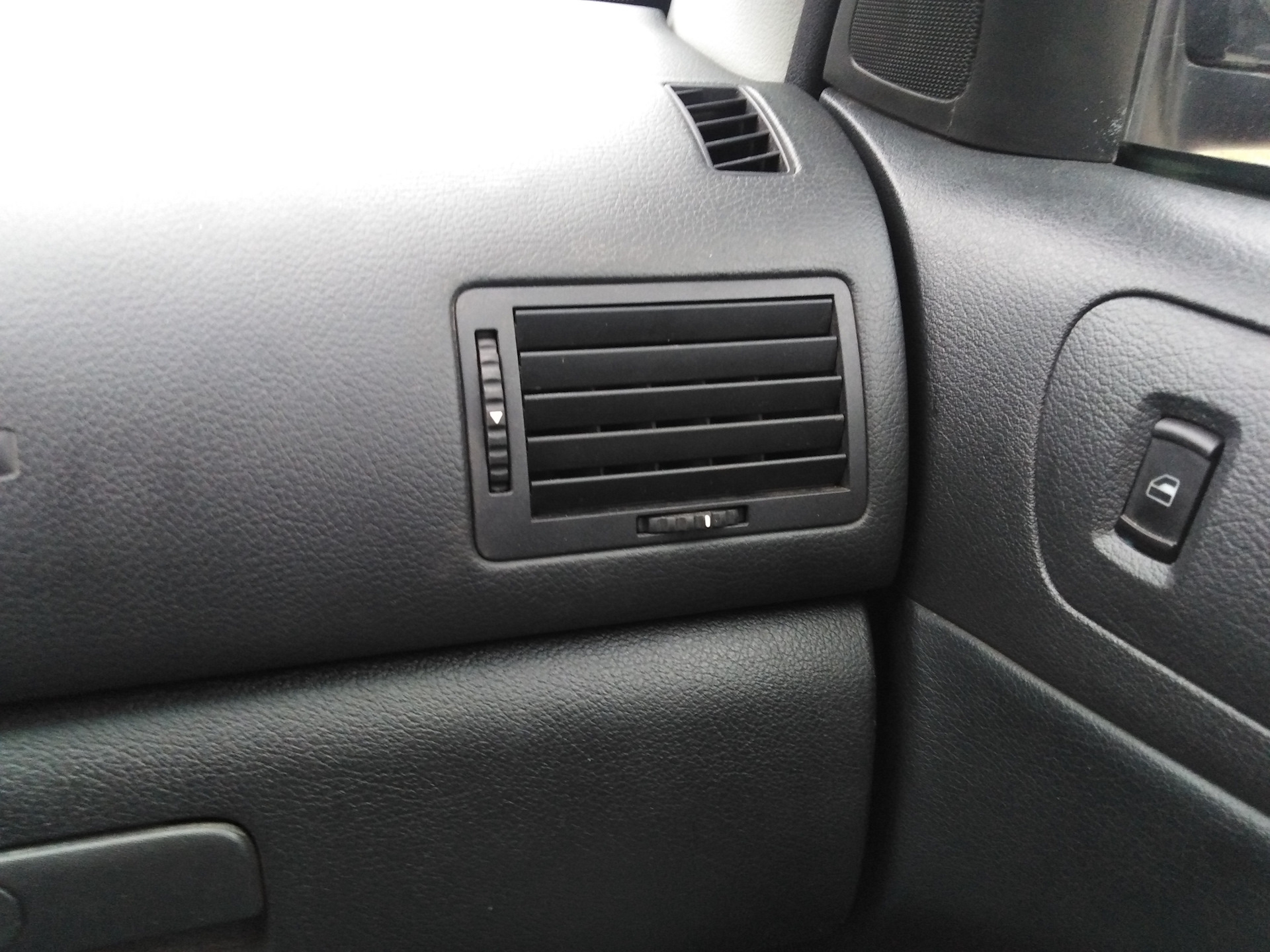 Дефлектор печки центральный шкода октавия а5 fl. Накладка дефлектора воздуховода шкода октавия а7. Дефлекторы воздуховодов авто шкода октавия а5. Центральный воздуховод октавия а5. Воздуховод правый шкода а5.