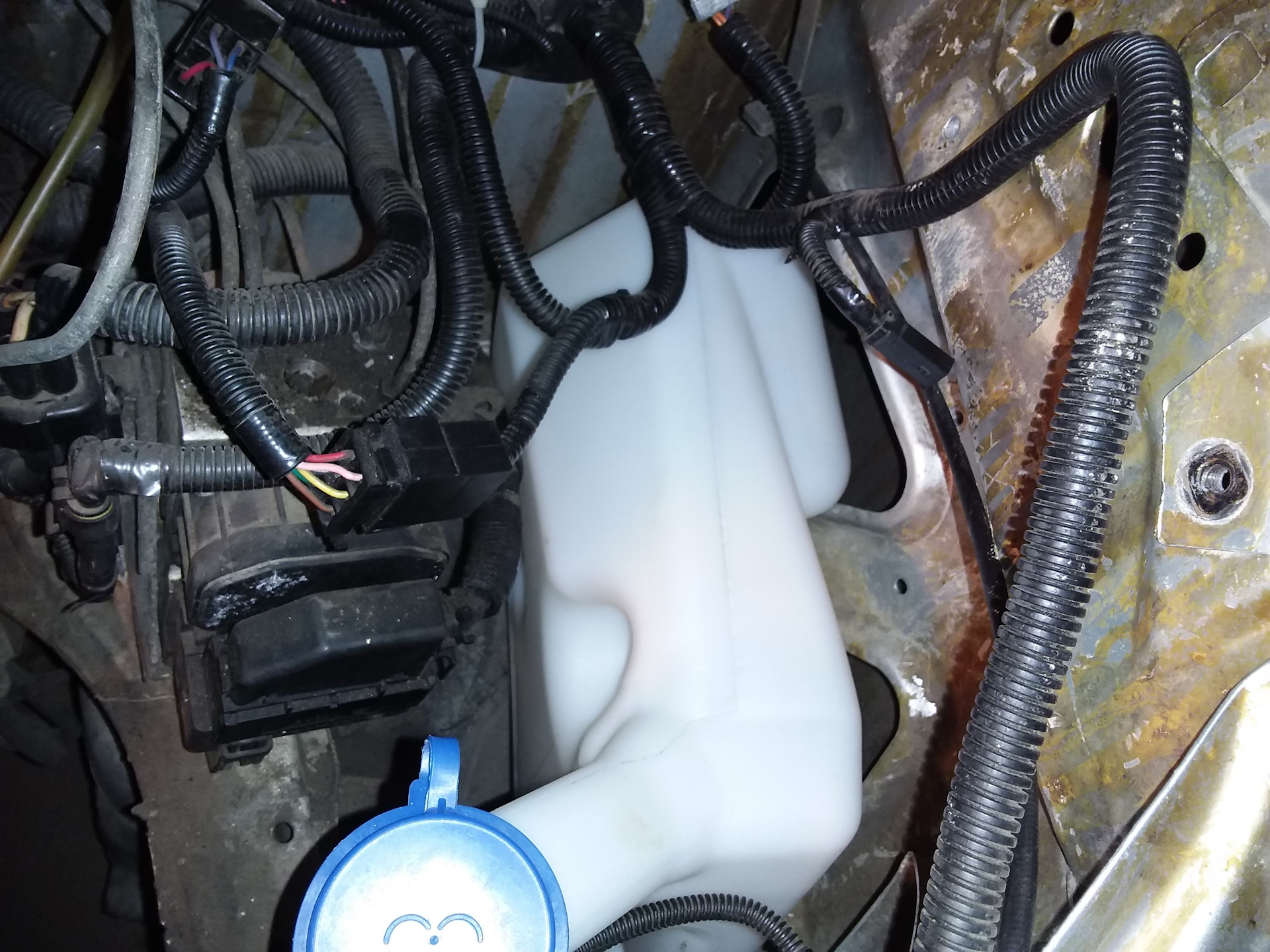 Установка бачка омывателя бизнес (в крыло). - ГАЗ Соболь, 2,3 л, 2006 года тюнин