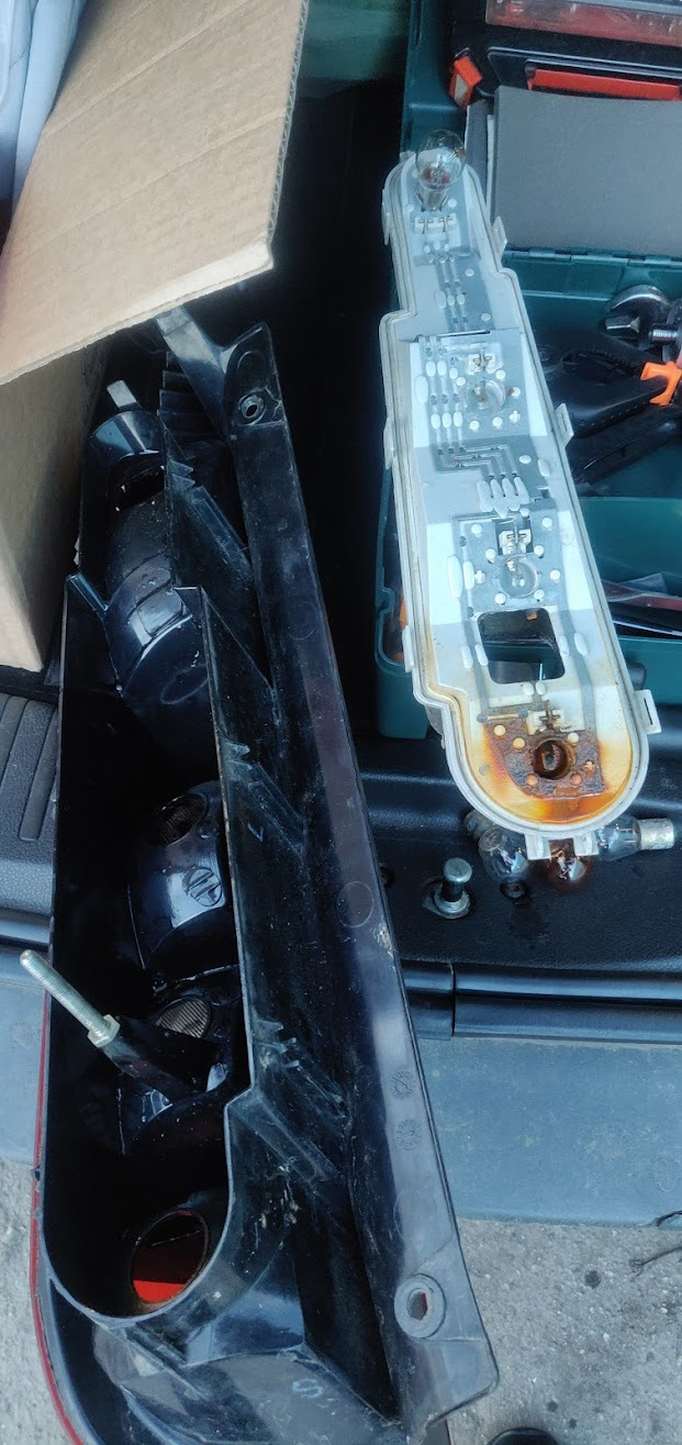 Устранение протечки в задний фонарь — Ford Fusion, 1,6 л., 2008 года ...