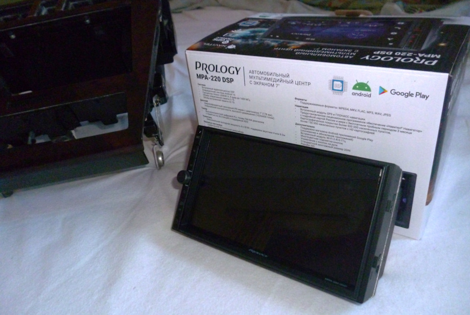 Сама консоль. На коробке описание — Audi A8 (D2)