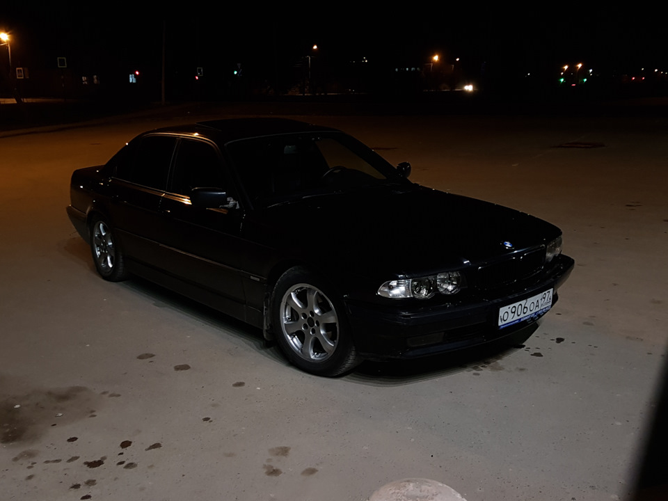 Ночью вообще не понять было — семёрка ли это? — BMW 7 series (E38)