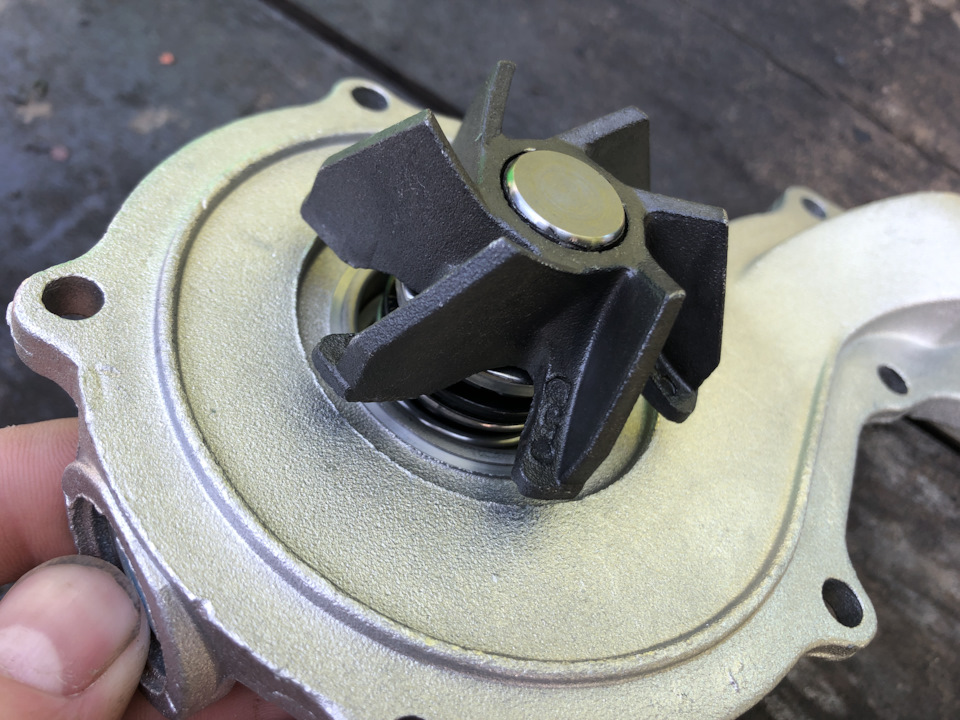 Помпа ОЖ (водяной насос) INA 538033910 — Volkswagen Golf GTI Mk3. Запчасти на фото: 538033910