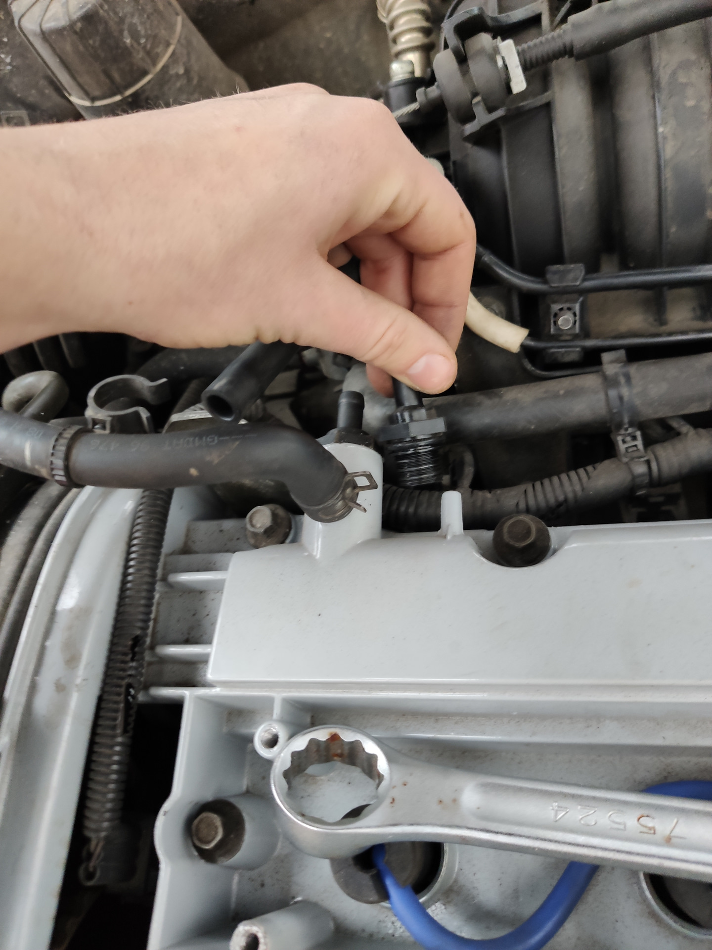 Шевроле круз подсос воздуха. Шевроле круз подсос воздуха. Подсос воздуха шевроле лачетти 1. 6. Трубка вентиляции картерных газов лачетти 1.