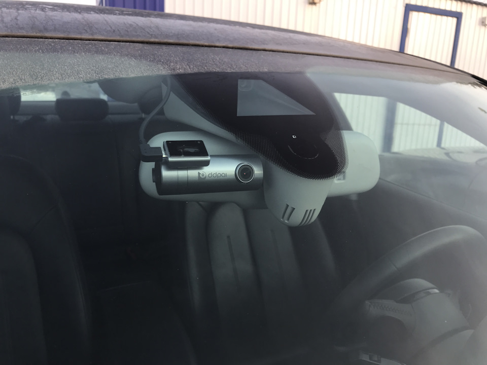 Камера в лобовом стекле (треугольник). Рядом мой новый регистратор. — Audi A6 (C7)