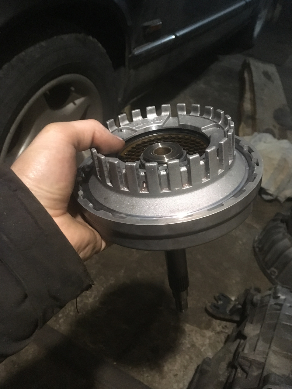 Zf4hp22 на ниву установка видео. 0KAAAgFxReA 960. Zf4hp22 на ниву установка видео фото. Zf4hp22 на ниву установка видео-0KAAAgFxReA 960. картинка Zf4hp22 на ниву установка видео. картинка 0KAAAgFxReA 960. Буквально вчера писал о пробном выезде, и о том чем он закончился.Прочесть можно здесь.На следующий день вернулся в гараж, и принялся скидывать коробку. В этот раз, процесс продвигался быстрее и снял я ее за 2ч30мин-намного лучше результат, чем в предыдущий раз.Вытянул, и принялся разбирать. Чтоб отдефектовать пакет форвард, нам нужно снять колокол со статором насоса. Для этого окручиваем эти болты: