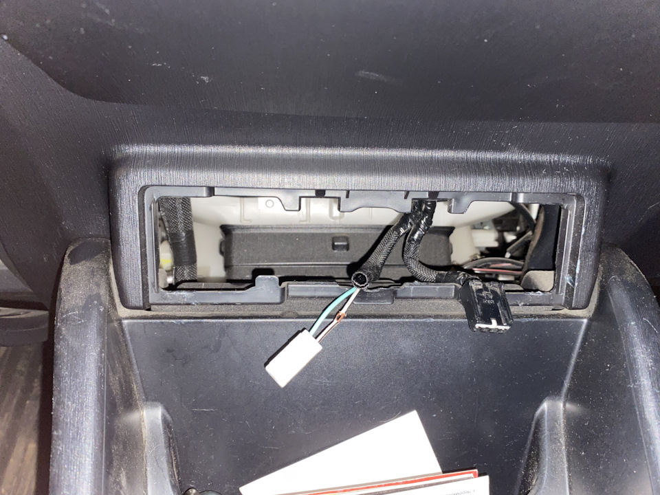 USB-зарядка вместо заглушки — Toyota Prius Alpha, 1,8 л, 2016 года ...