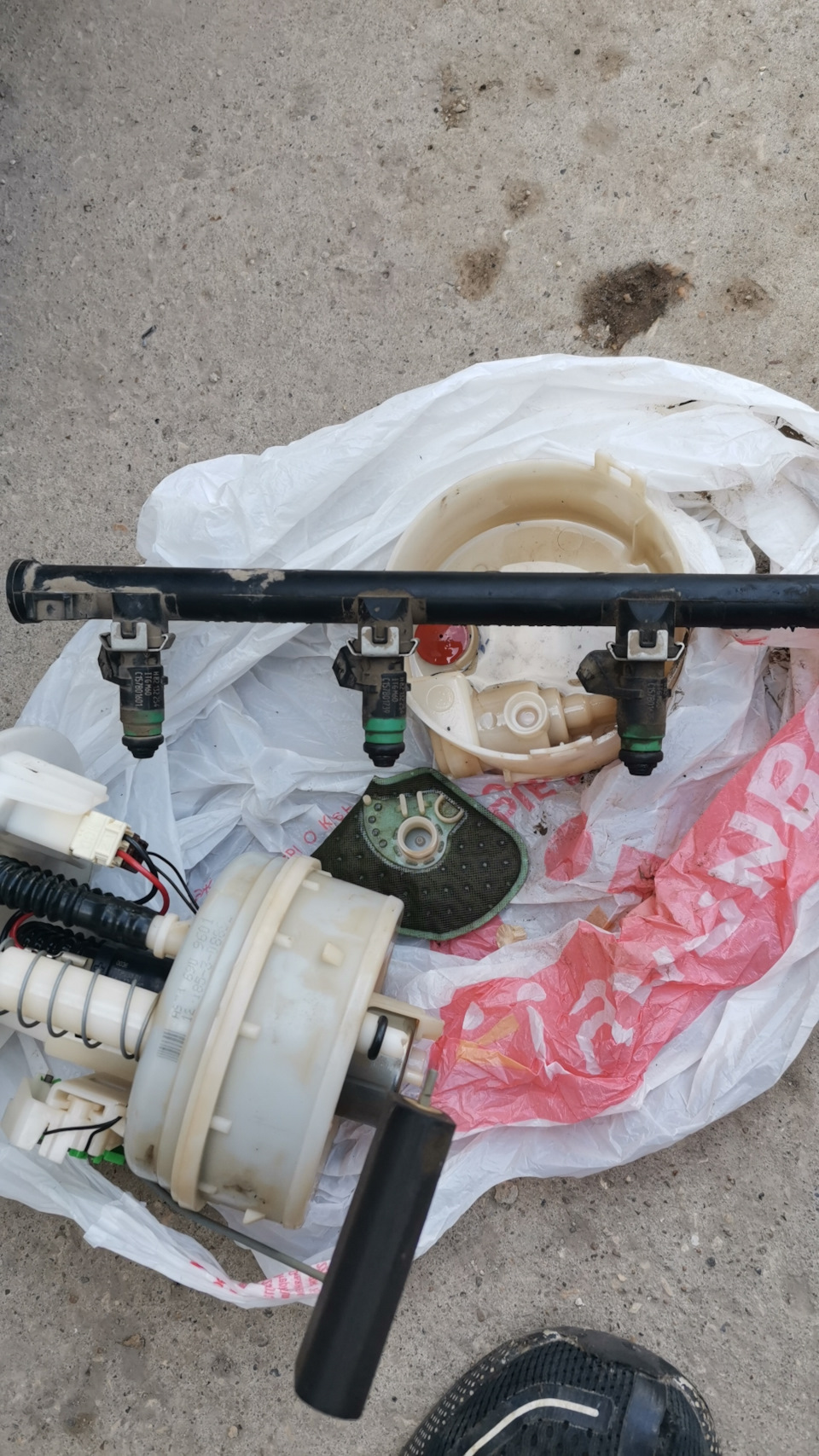 Замена фильтра и сеточки бензобака, промывка форсунок — Lada Ларгус, 1 ...