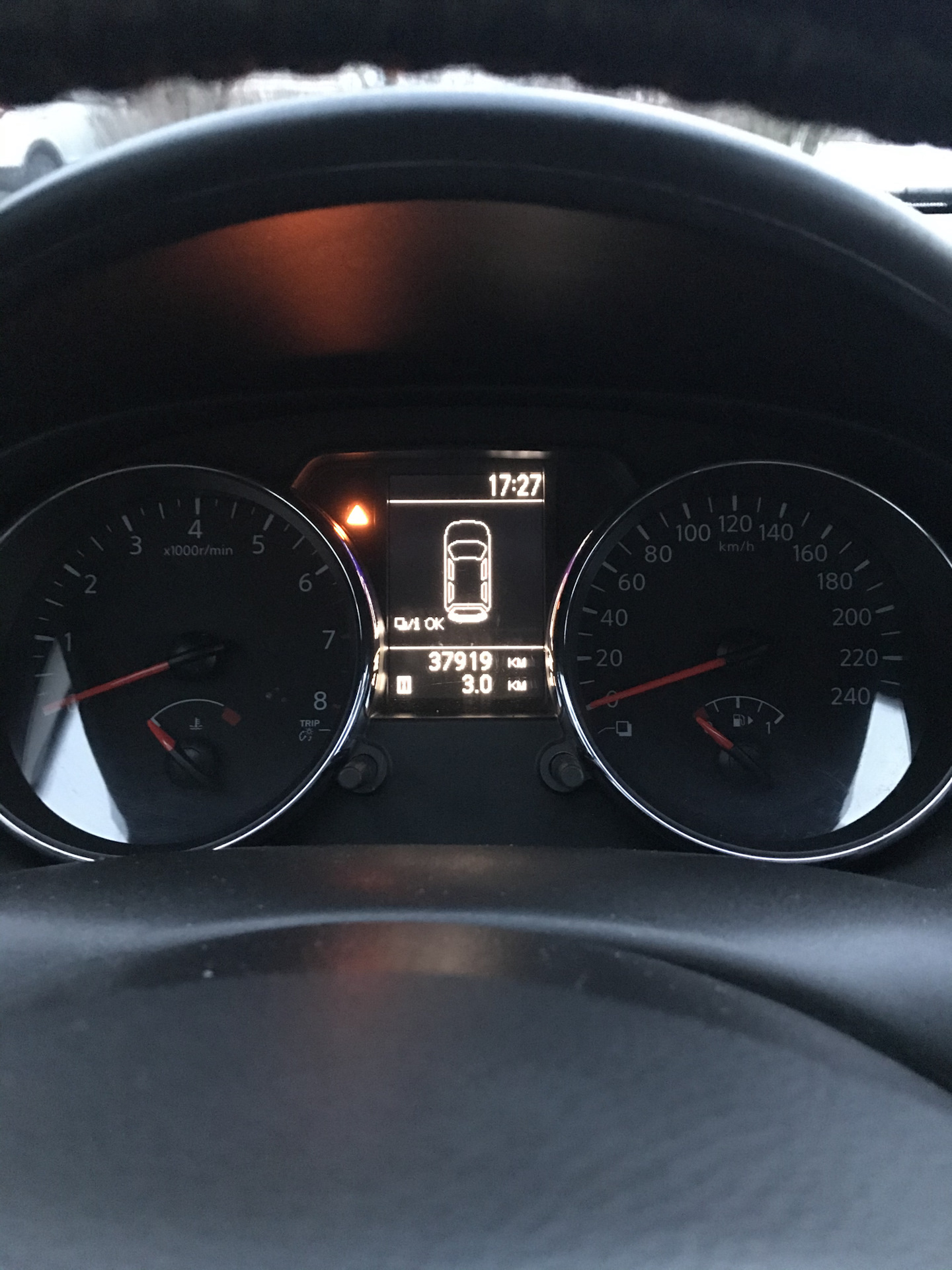 Загорелась красная лампа case 695. Qashqai горит красная лампочка машины. Ниссан жук значки на панели приборов. Горит индикатор лампочки ниссан кашкай j10. Кашкай горит лампочка.