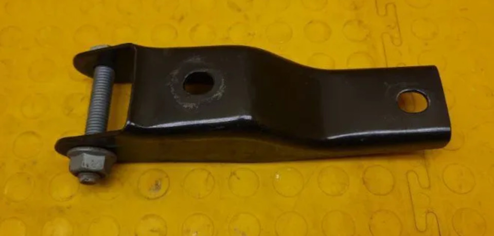 Нижняя опора, крепление к коробке. У опоры от МКПП разница между плоскостями больше. — Volkswagen Polo Sedan