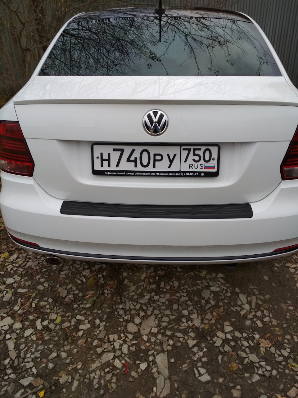 Задний бампер поло седан. Накладка на бампер Volkswagen Polo. VW Polo sedan задний номер белая. Накладка на задний бампер Фольксваген поло седан. Бампер Volkswagen Polo sedan.