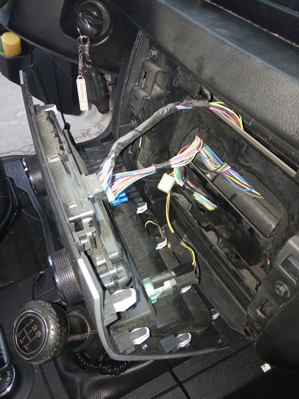 UAZ PATRIOT 2017 . Установка Вольтметра в штатное место. — DRIVE2