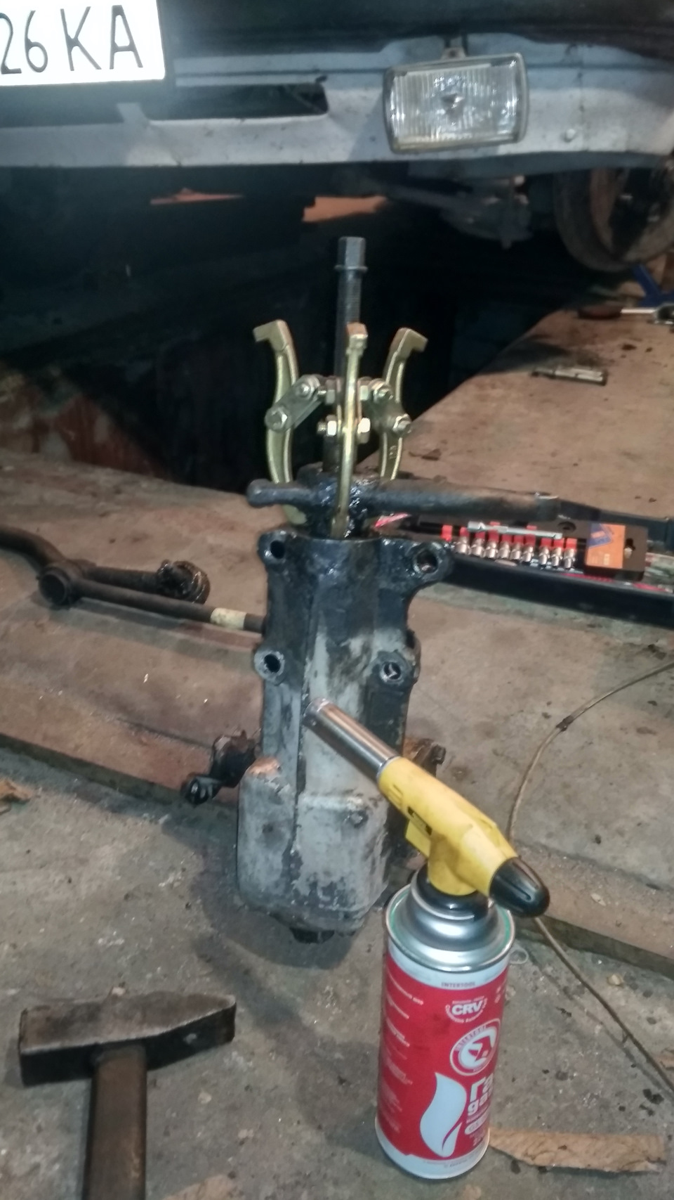 Демонтаж рулевого редуктора — ГАЗ 31029, 2,4 л, 1993 года | своими ...