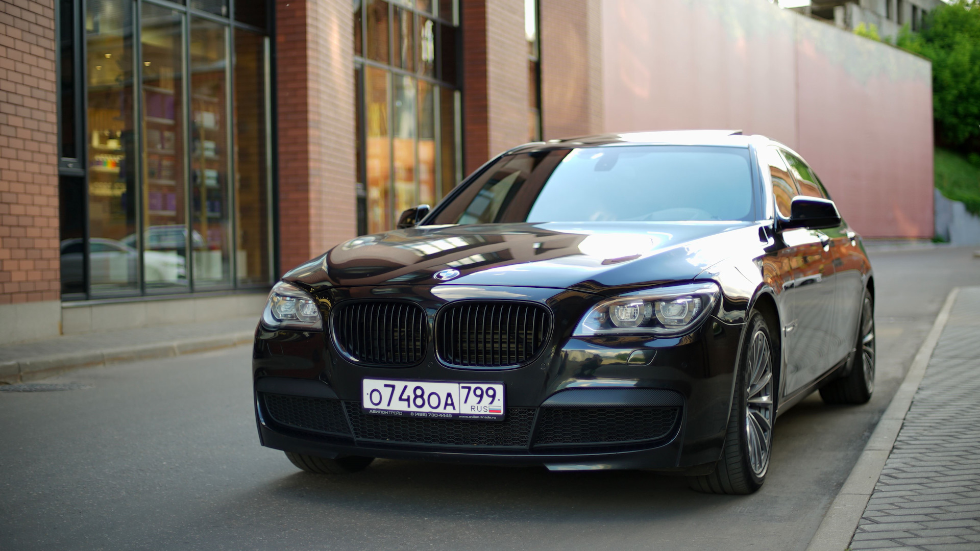 BMW 750li XDRIVE розовая