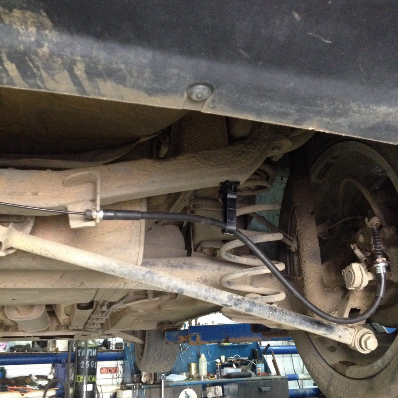 Замена троса электро ручника — Opel Astra J, 1,6 л, 2010 года | визит ...