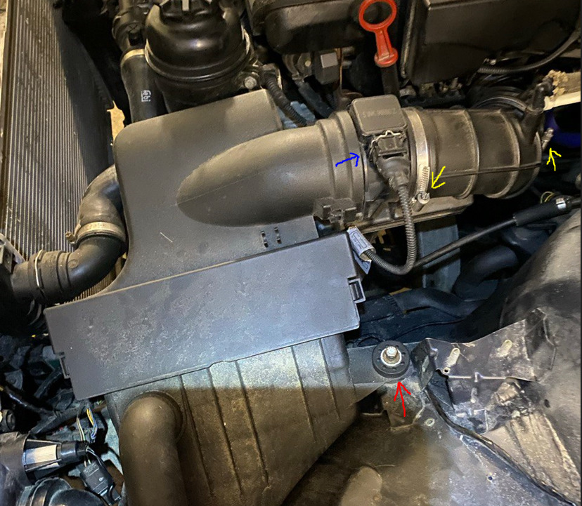 Красной стрелкой показан болтик который нужно открутить, синей разъем, а желтыми — хомуты. — BMW 5 series (E39)