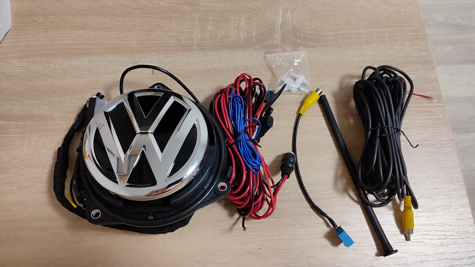 Камера заднего вида в значке — Volkswagen Passat B7, 1,8 л, 2012 года ...