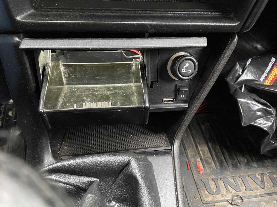 Подсветка пепельницы и зарядник для мобилки — Москвич Святогор, 2 л ...