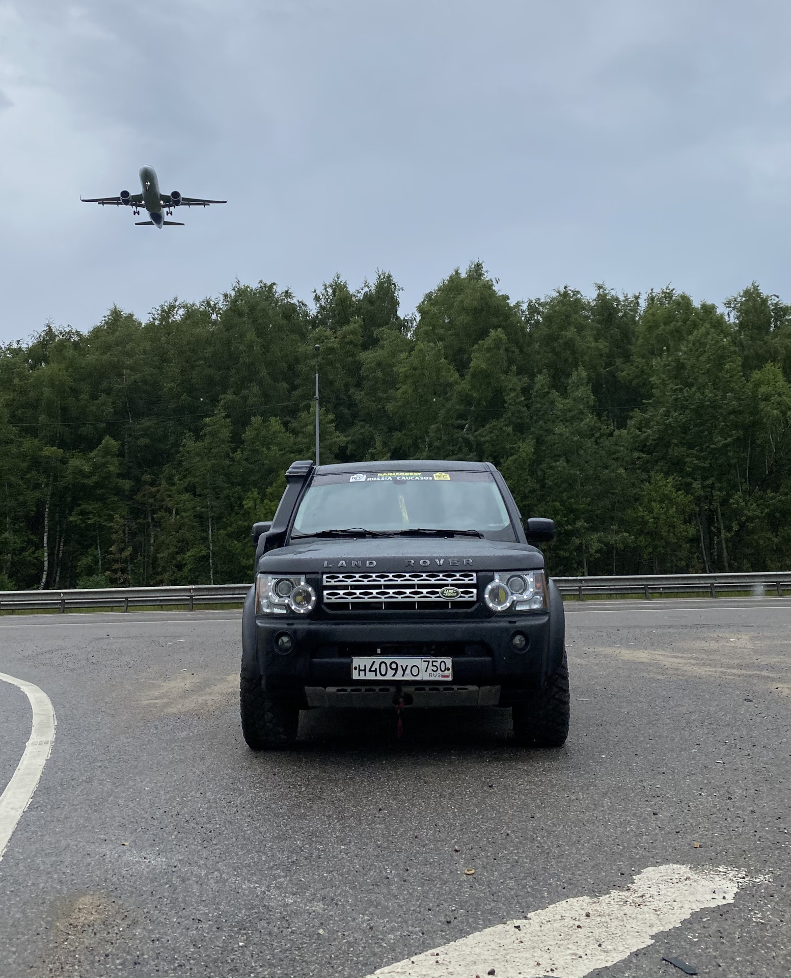 Дождь, кофе, самолёт 😍 — Land Rover Discovery III, 4,4 л, 2007 года |  фотография | DRIVE2