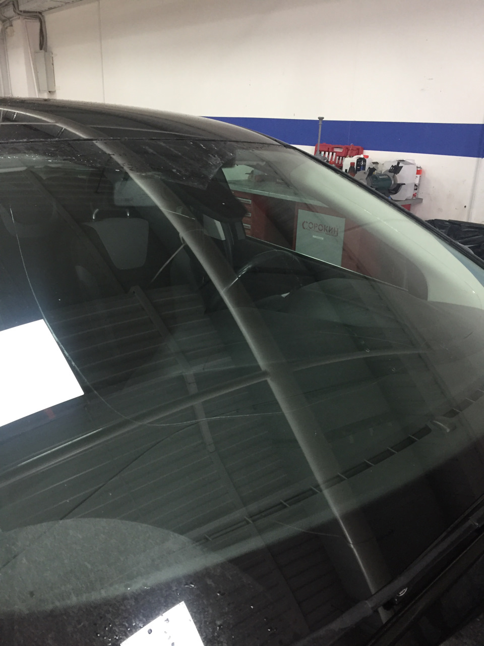 МКАД, грузовик, камень, замена лобового — Ford Focus III Sedan, 1,6 л ...