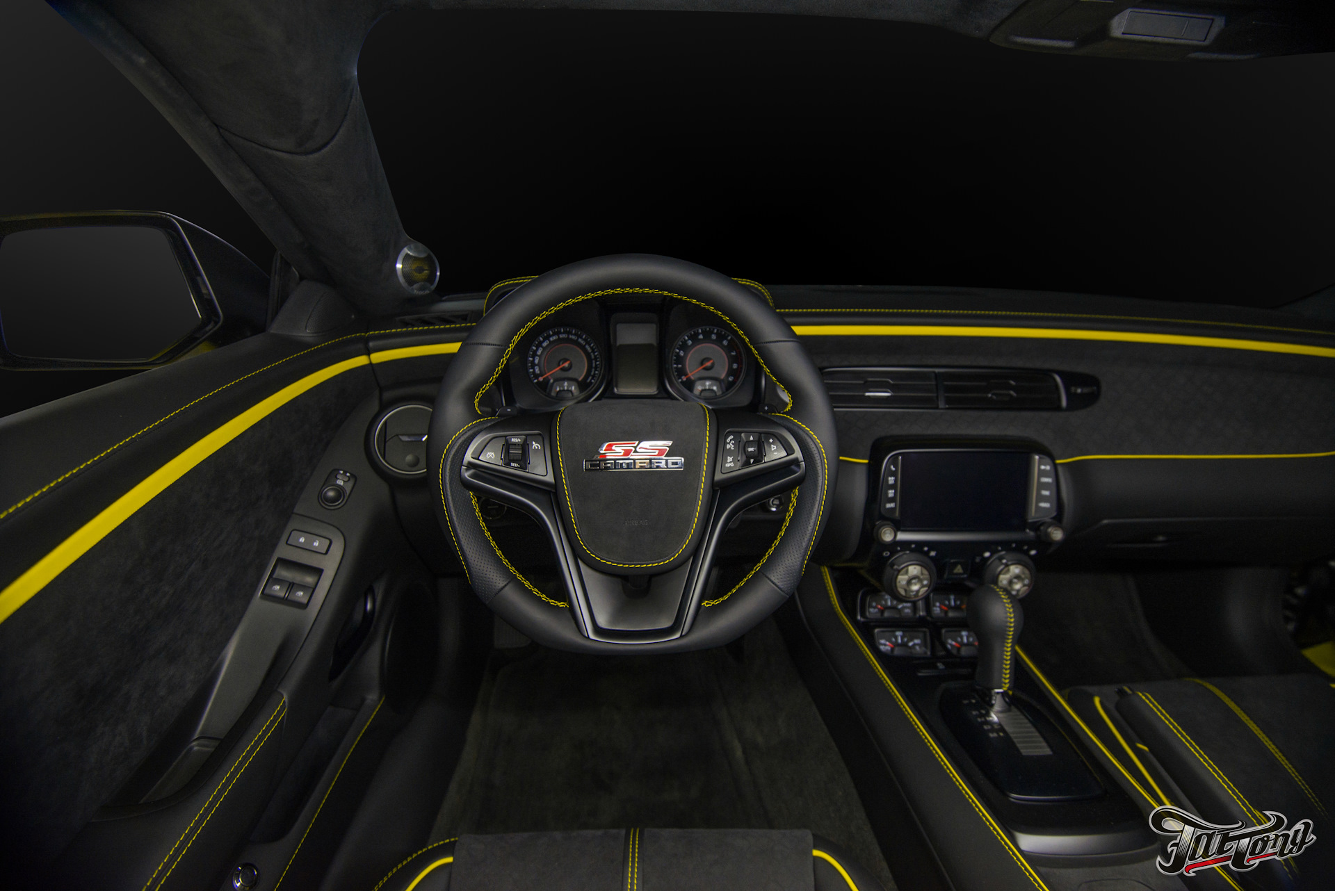 Шевроле камаро салон. Chevrolet Camaro 2020 салон жёлтый. Тиффани салон на Камаро. Тюнинг салона Камаро 6 поколения.