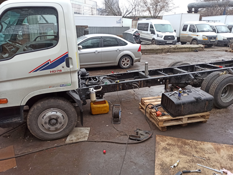 Демонтаж кунга и подготовка рамы — Hyundai HD 72, 3,9 л, 2012 года ...