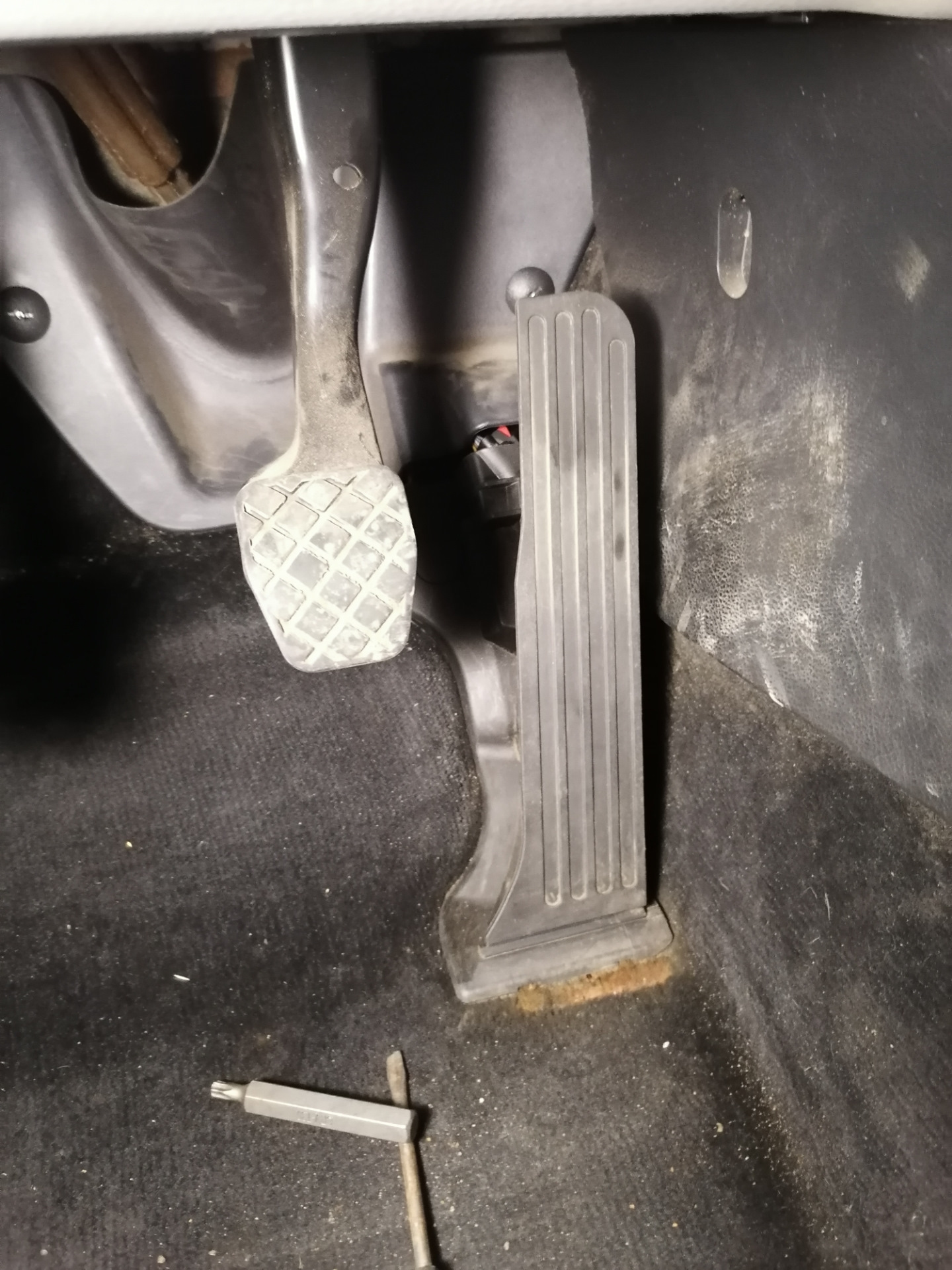 Как снять педаль газа пассат Замена педали - Volkswagen Passat B6, 2 л, 2008 года своими руками DRIVE2