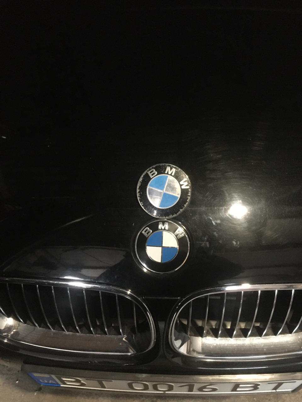 Точка по***ба друзей (значок капота) — BMW 5 series (E60), 2,5 л, 2005 ...