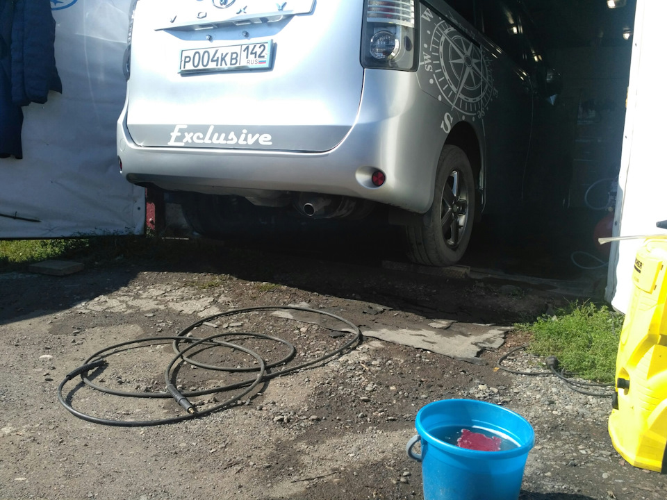 Обработка днища мастикой — Toyota Voxy (2G), 2 л, 2008 года | кузовной ...