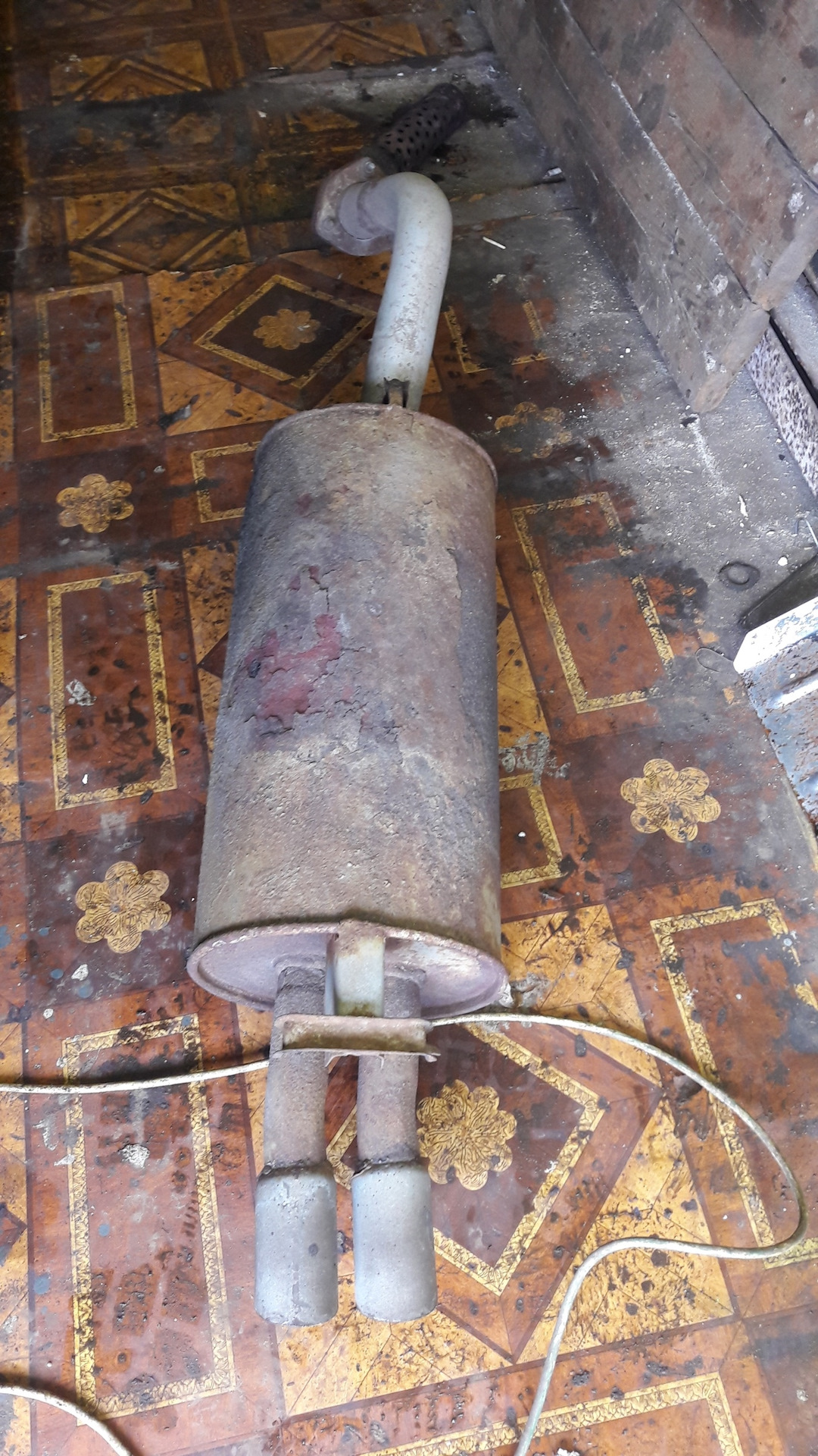 Старые глушители. Дырявый глушитель. Прямоток глушитель хундай акцент. Глушитель автомобиля 3sd. Выхлопная труба старая.