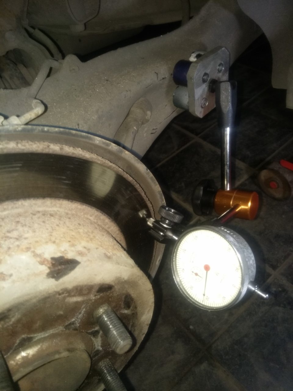 Замер биения дисков задних. — Mitsubishi Lancer X, 1,6 л, 2013 года ...