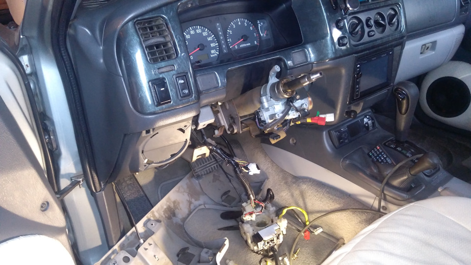 Как снять руль паджеро спорт 1 Стук в рулевой колонке - Mitsubishi Montero Sport, 3 л, 2001 года своими руками 