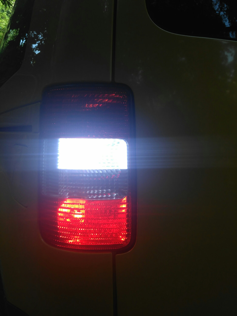 Замена лампочки заднего фонаря VW Touran - YouTube