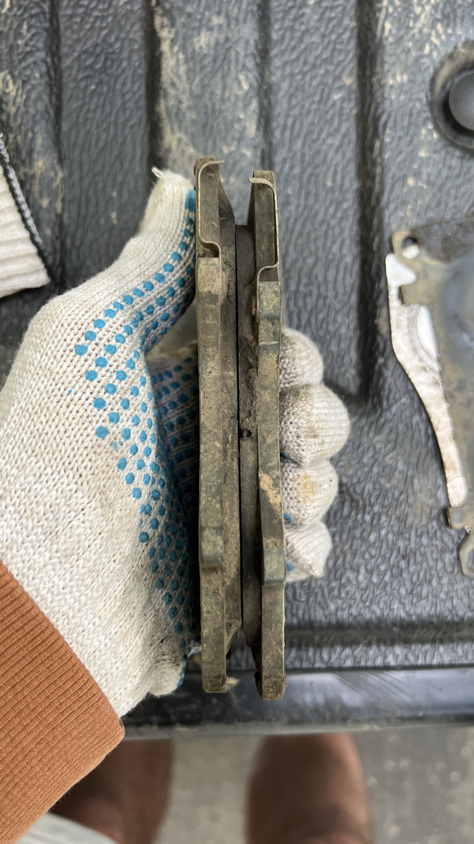 Первое ТО, стерлись колодки за 14т км? — Toyota Hilux (8G), 2,8 л, 2023 ...