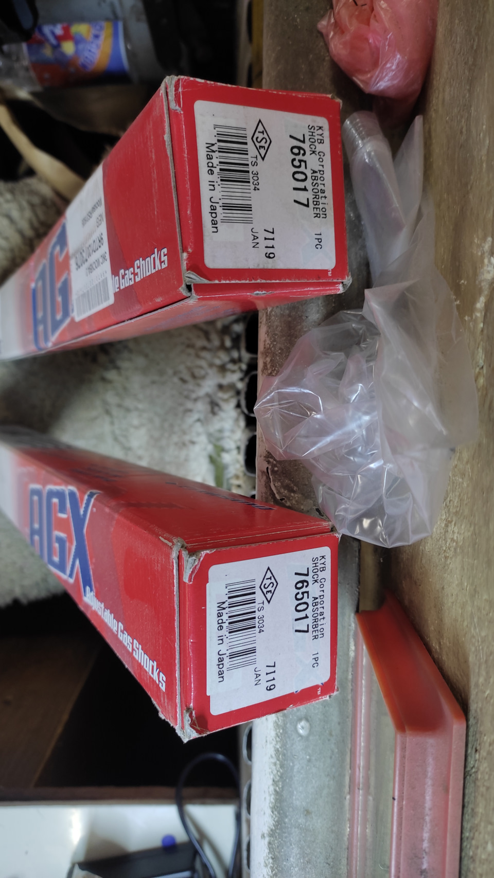 AGI 765017 Амортизатор передний (левый/правый). Серия AGX KYB