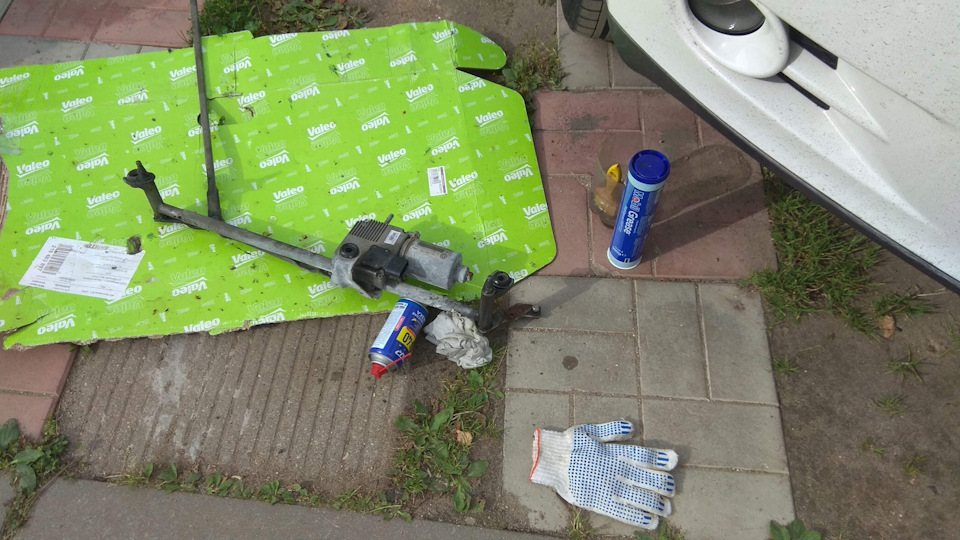 Заклинила трапеция стеклоочистителя — Volkswagen Tiguan (1G), 2 л, 2010 ...